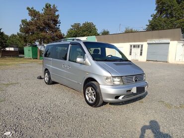 Mercedes-Benz: Gümüşü rəngli Mercedes-Benz Vito minivan. Bu modelin dizaynı həm şəhər — 2