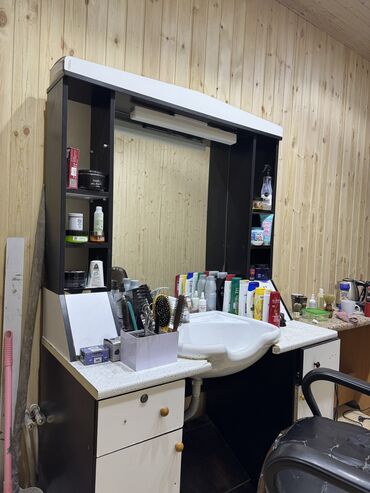Salon, tibbi mebel dəsti: Berber mebeli satılır.Real alıcıya endirim olacaq