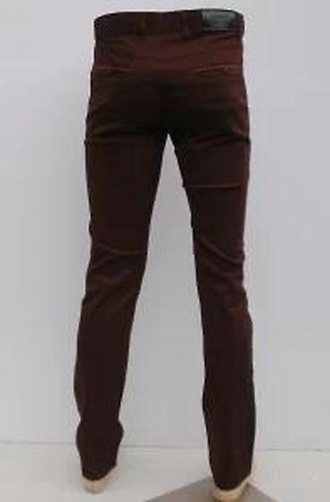 Pantalone: Muške pantalone u tamno braon boji, stilizovane kao čino pantalone — 19