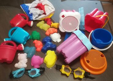 igračka meda skrivalica: Igračke plastične, 20 kom sve za 1000 din. 12 figurica, 3 kantice, 4