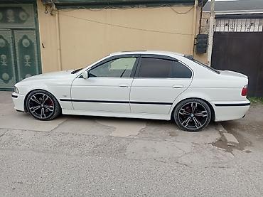 BMW: BMW 5 Series (E39) sedan – ağ rəngdə, M-paket vizual üslubunda — 3