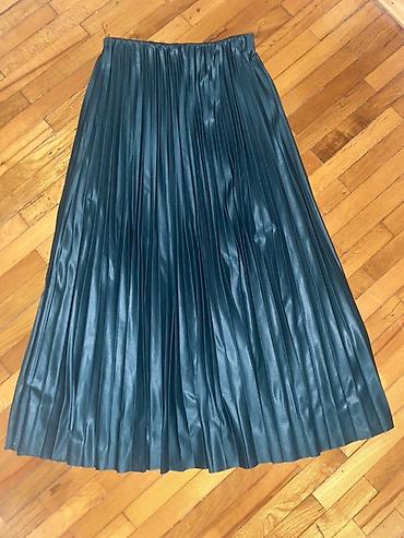 Qadın ətəyi – plisəli, midi uzunluqda. - Material: süni dəri effekti
