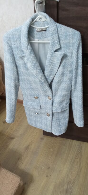 Kardiqanlar, jaketlər: - Mavi çalarlarında tweed qadın qalstuklu jaket. İkiqat sutaş düyməli