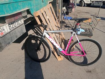 мигалки на велик: Трековый велосипед Low Bicycles, отличающийся яркой расцветкой и