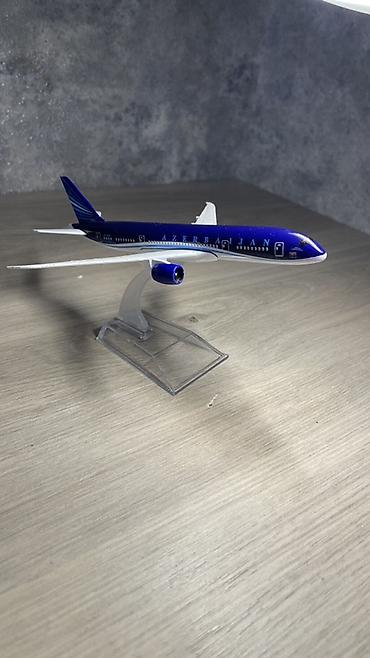 saatlar type 1: Azerbaijan Airlines (AZAL) sərnişin təyyarəsinin masaüstü maketi - — 1