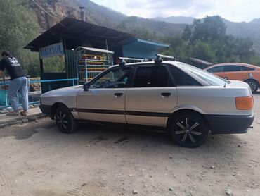скупка авто в любом состоянии: Седан Audi 80 в золотистом цвете, оснащенный багажником на крыше