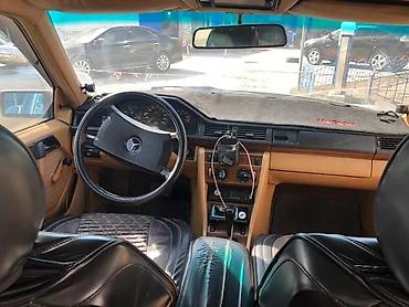 Mercedes-Benz: Седан Mercedes-Benz с кузовом E-класса (W124) бежевого цвета — 6