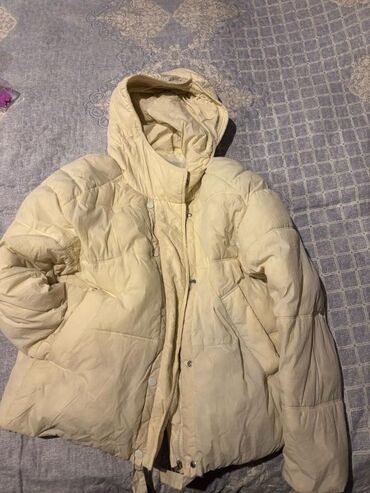 Sviterlər: Ağ rəngdə, rahat və yüngül puffer kurtka. Bu kurtka soyuq havalarda
