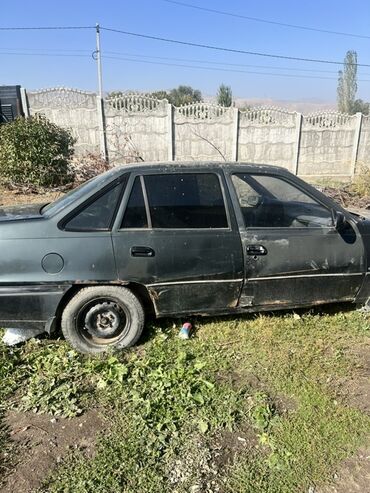 дом машина: Daewoo Nexia: 2001 г., Седан