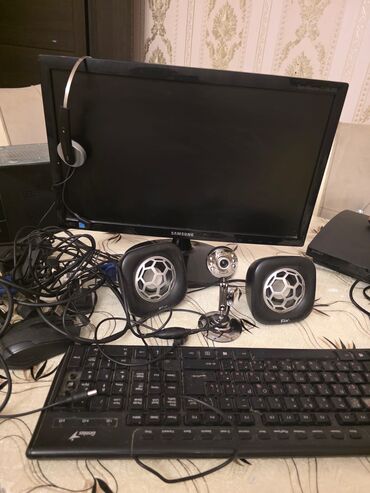 Masaüstü kompüterlər və iş stansiyaları: Bu dəstə Samsung monitor, klaviatura, siçan, qulaqlıq və iki dinamik