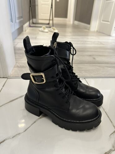 спортивные обувь: Туфли zara 35размер 500 сом Ботинки zara 35 размер 1000 сом Угги 35