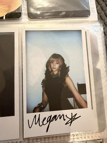 stranger things figur: Məhsul: Instax ölçülü kolleksiya fotosu (polaroid tipli kart)Imzali — 1