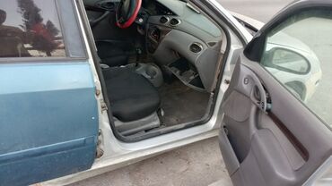 Ford: Model: Ford Focus sedan (1-ci nəsil), gümüşü rəngdə kuzov, sağ tərəfdə — 3