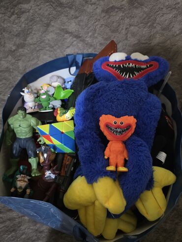 Oyuncaqlar: Uşaq oyuncaqları paketi – müxtəlif fiqurlar və aksesuarlar Tərkib: - — 2