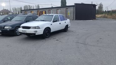 Скупка авто: Ağ rəngli sedan, 4 qapı, ön‑arxa tamponları və güzgüləri qara