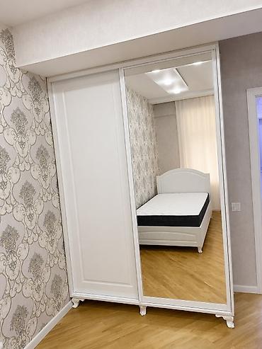 Ağ rəngdə sürgülü qapılı dolab - Klassik üslubda, dekorativ ayaqlı lalafo.az -da Ağ rəngdə sürgülü qapılı dolab - Klassik üslubda, dekorativ ayaqlı