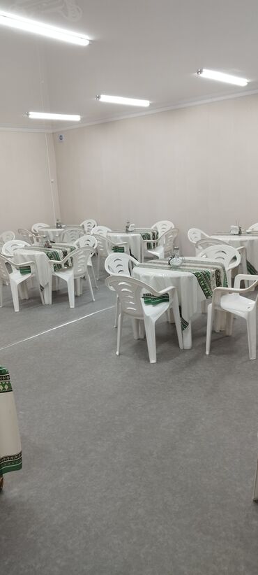 пластиковая упаковка: Пластиковые столы и стулья в комплекте в отличном состоянии цвет белый