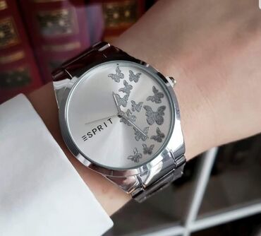 Ručni satovi: Divan Esprit u boji srebra. Kućište je prečnika 40 mm. Narukvica je