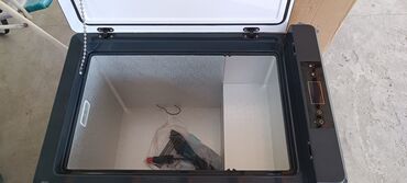 автомобильный холодилник: Компрессорный автохолодильник на фреоне выполнен современно и стильно