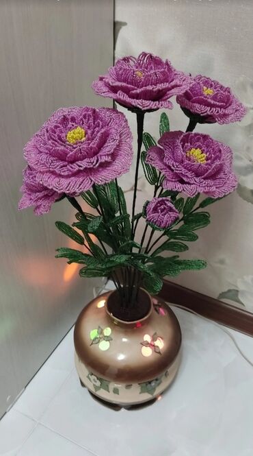 сделано: Светильник -ночник"Розовые пионы". Цветы сделаны из бисера в