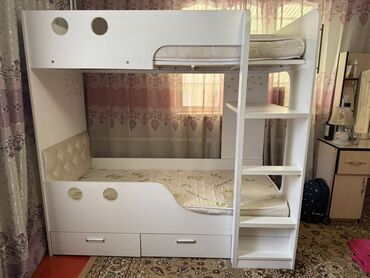 мебель исфана: Белая двухъярусная кровать с интегрированными выдвижными ящиками для