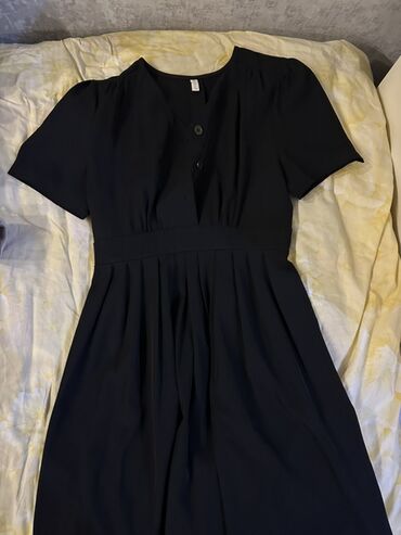 платье миди с разрезом на ноге: Черное женское платье-миди - Цвет: черный - Крой: приталенный верх с