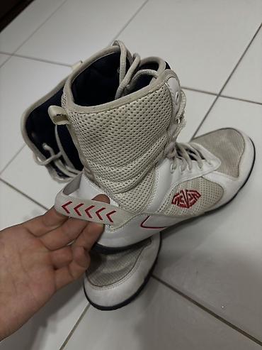 Перчатки: Набор экипировки для бокса/кикбоксинга Состав: - Боксерские кроссовки — 5