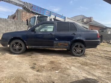 срочно срочно продаю машина: Volkswagen Vento: 1992 г., 1.8 л, Механика, Газ, Седан
