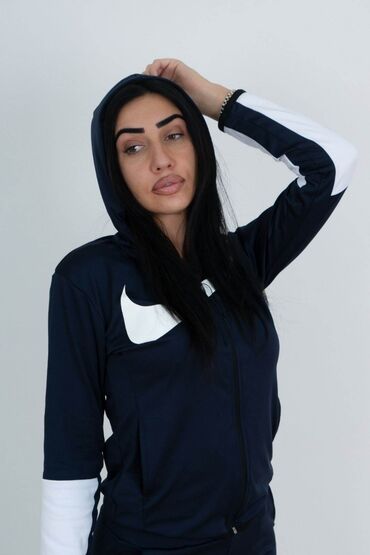 Gornji i donji deo: Cena 2,900
Mokra likra S, M, L, XL
8 boja — 16