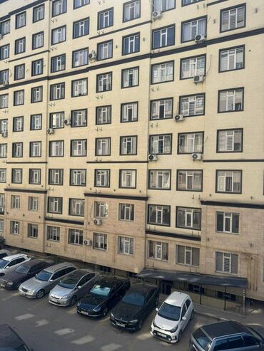 срочно продаётся 1 комнатная квартира в районе ошского рынка: 3 комнаты, 100 м², Элитка, 3 этаж, Евроремонт