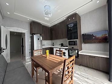 Uzunmüddətli kirayə mənzillər: Qara-Qarayev metrosunun duz yani. 3 otaq 116 kv. Menzil 19 mertebenin — 7