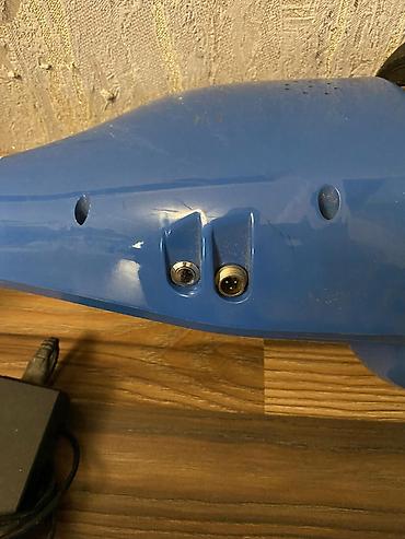 hoverboard ikinci el: Hover BOT hoverboardu. Mavi rəngdədir və balanslaşdırma təmin edir — 3