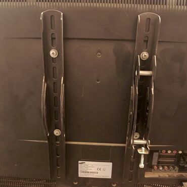 Divara quraşdırma braketi ilə təchiz olunmuş Samsung LCD televizor