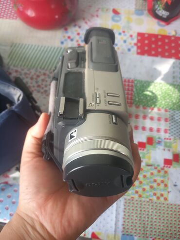 Видеокамеры: Видеокамера Sony Handycam (MiniDV) - Компактная цифровая видеокамера