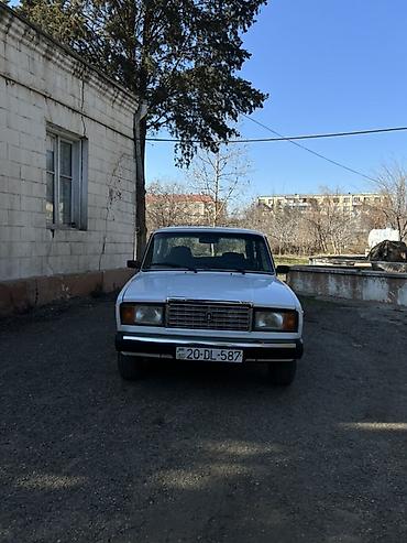 VAZ (LADA): VAZ Lada 2107, ağ rəng, sedan kuzov. Əsas xüsusiyyətlər: - 4 qapı — 8