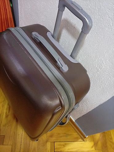 Putni koferi i torbe: Tvrdi kofer na točkiće – veličina velika. oko 75 45 30 — 3