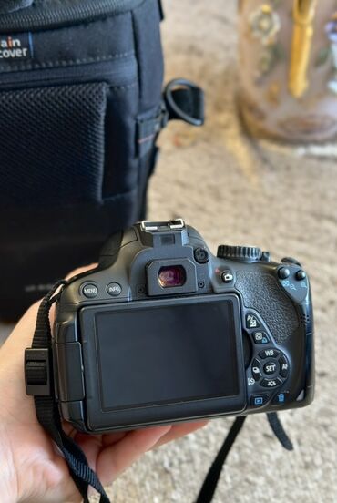 Canon EOS 650D DSLR kamera həm fotoqraflar, həm də videqraflar üçün