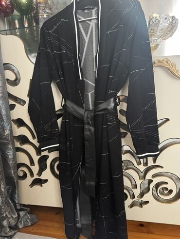 Kardiqanlar, jaketlər: Qadın uzun – PIENA - Rəng: qara, nazik ağ xətt naxışları - Model — 9