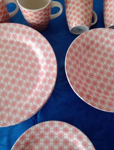 Kompleti posuđa: Servis za 4 osobe sa velikim soljama. Boja je lepa crvena. razlika — 12