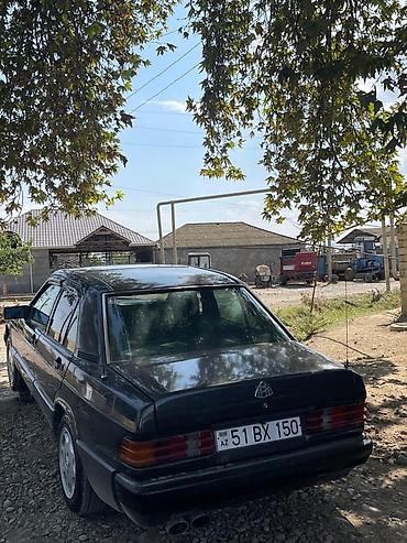 yan güzgülər s: Mercedes-Benz 190 (W201) sedan — qara rəng, 4 qapı. Texniki və dizayn — 4