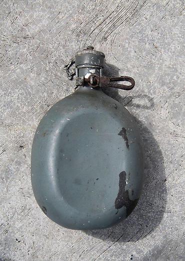 Staro posuđe i escajg: Dve Očuvane stare, vojne čuture, aluminijumske. Dve stare — 11