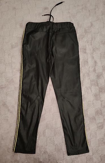 francuske torbe: Ženske pantalone od eko kože sa sportskim detaljima - Boja: crna - — 3