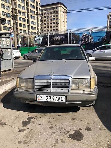 Mercedes-Benz: Седан Mercedes-Benz с кузовом E-класса (W124) бежевого цвета — 5