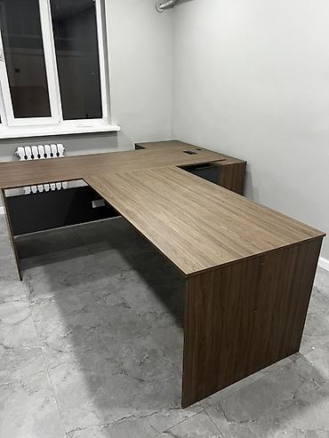 Офисные столы: Угловой офисный стол руководителя с тумбой и кабель-органайзерами. - — 4