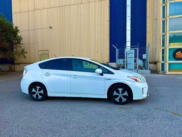 Toyota: Toyota prius 2014 cü il ilkiin Ödeniş 2000 Azn 30 Ay 700 Azn Maşın
