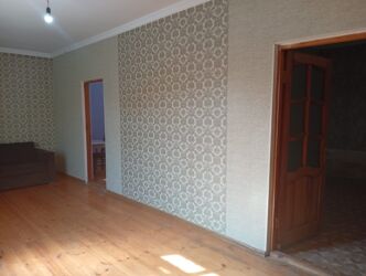 Uzunmüddətli kirayə mənzillər: Tecili Ramani Savxoz da Yola yaxin 3 otaqli temirli Adelni heyet evi — 11