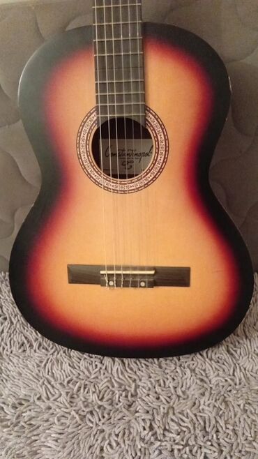fitar gitara: Məhsul: Klasik gitara - Korpus: tam ölçülü klassik korpus, ön üzündə