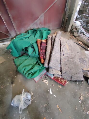 Отдам даром: Отдам даром палас 4 шт, для поля, пластмассовые трубы и трубки