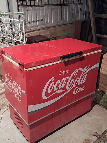 masa kafe: Coca‑Cola brendli kommersiya tipli içki soyuducusu (üstdən açılan — 1