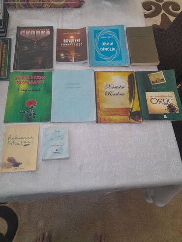 Kitablar, jurnallar, CD, DVD: Müxtəlif mövzularda oxucular üçün maraqlı kitablar satılır. Qiymətlər